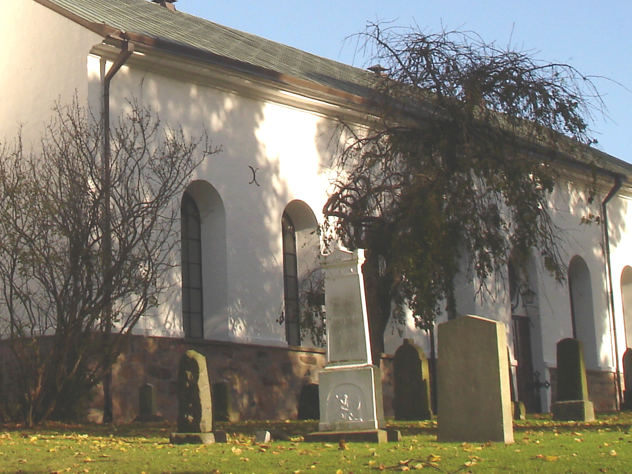 Laholms kirka ( Church & cemetery) - Église et cimetière /   Laholm -  Sweden / Suède.  25 octobre 2008