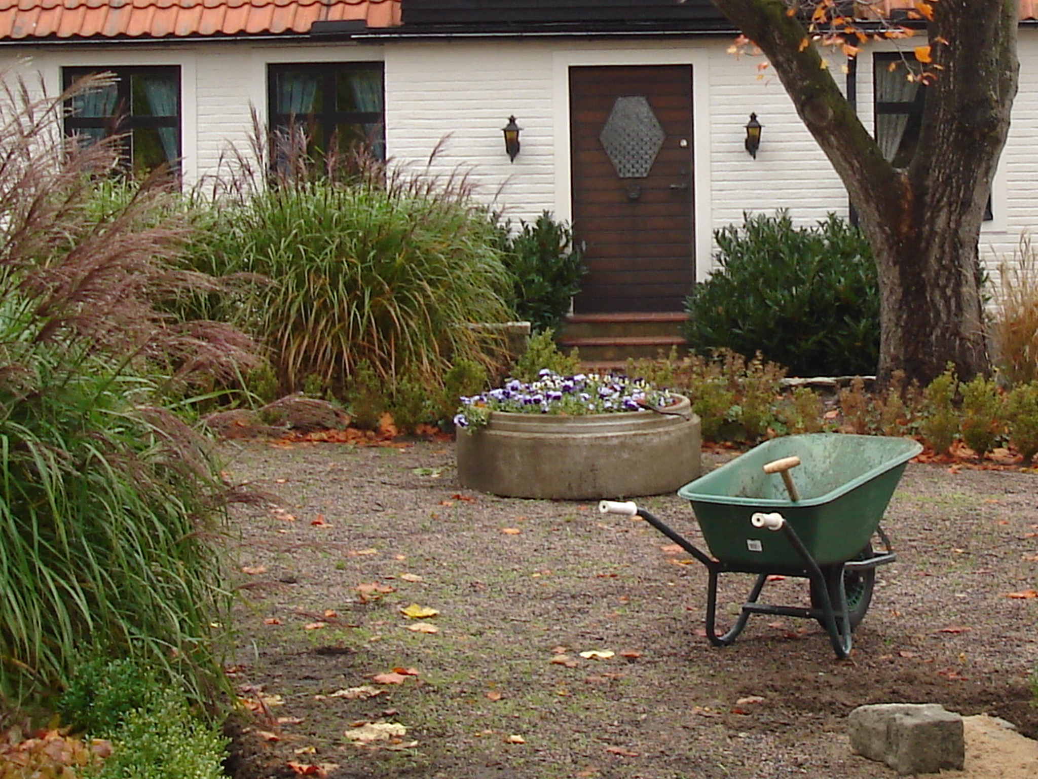 Brouette et maison coquette / Wheelbarrow and cute swedish house - Båstad /  Sweden  - Suède.  21-10-2008