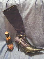 Une fille............Bottes lascives et houblon !   Lascivious boots and hop !