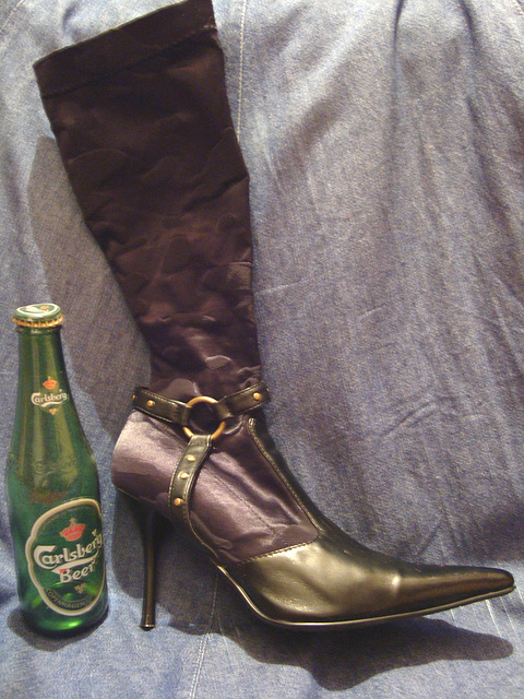 Une fille............Bottes lascives et houblon ! Lascivious boots and hop ! Une fille............Bottes lascives et houblon ! Lascivious boots and hop !
