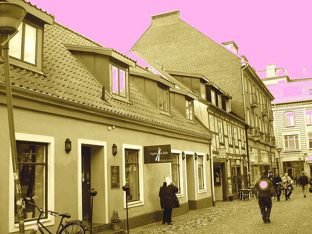 Midi !  L'heure de la perspective de ruelle suédoise  /  Noon time by the perspective scenery - Helsingborg - Suède / sweden.  22 octobre 2008- Sepia et ciel rosé / Sepia & pink sky