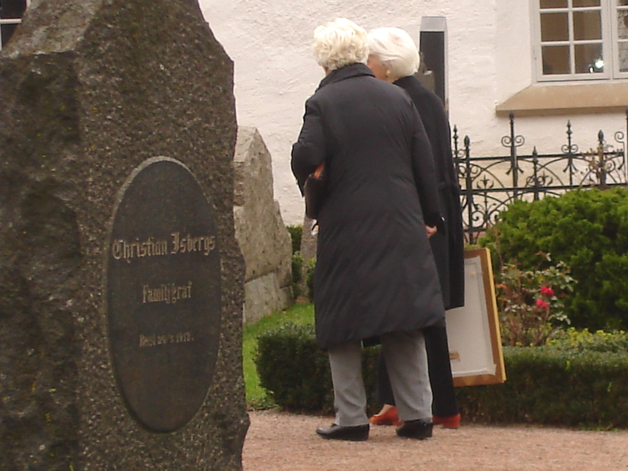 Duo de Dames aux cheveux immaculés / Ultra mature duo - Cimetière et église de Båstad's cemetery & church - Sweden / Suède