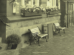 Lilton hotel façade / Ängelholm - Suède / Sweden - 23 octobre 2008  Lilton twin benches / Bancs jumeaux  - Vintage