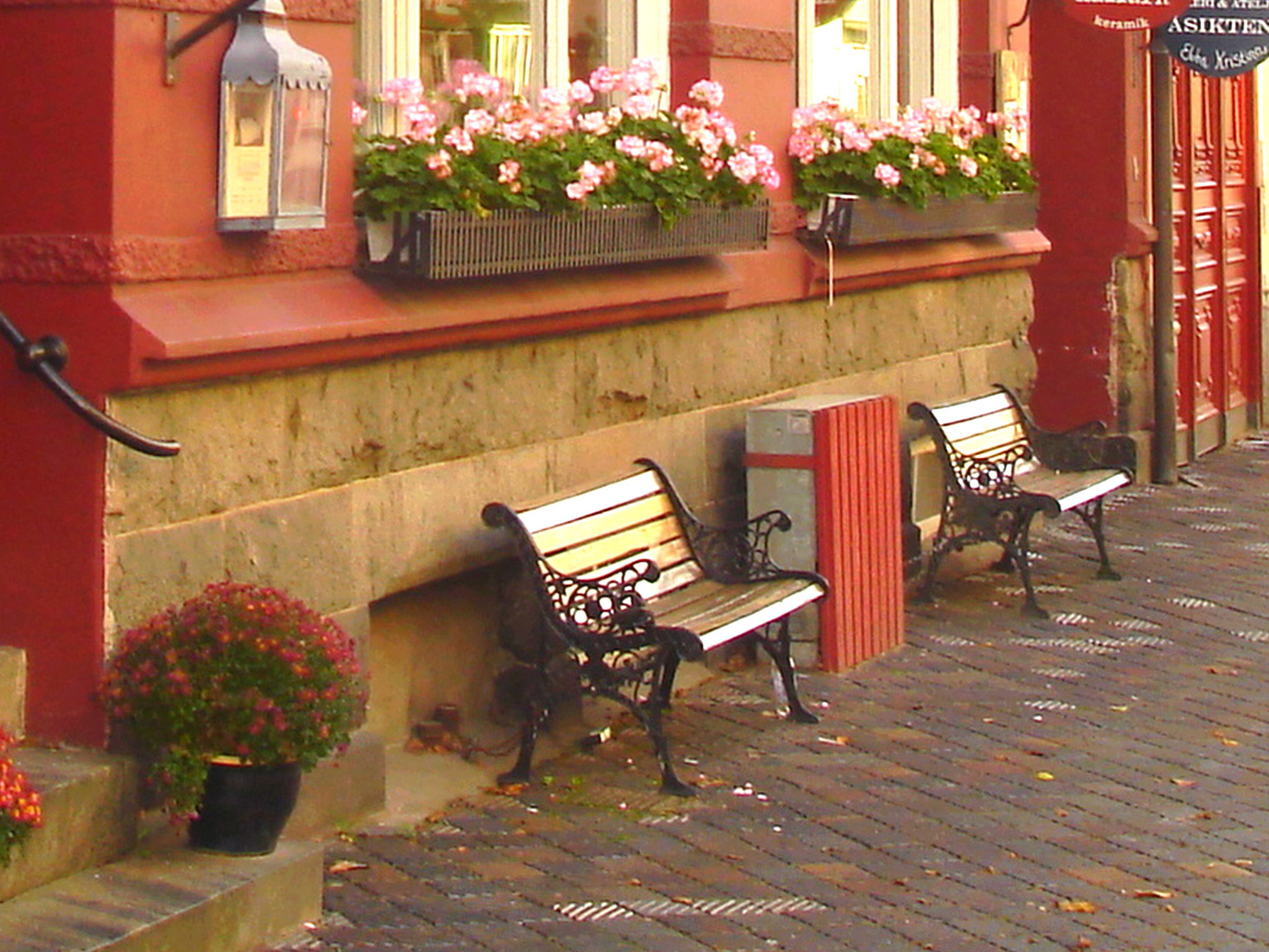 Lilton hotel façade / Lilton twin benches /  Bancs jumeaux