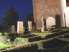 Église & cimetière de soir - Båstad -  Suède /  Sweden.   Octobre 2008