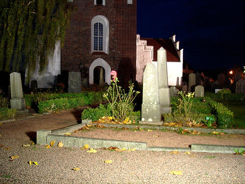 Église & cimetière de soir - Båstad -  Suède /  Sweden.   Octobre 2008