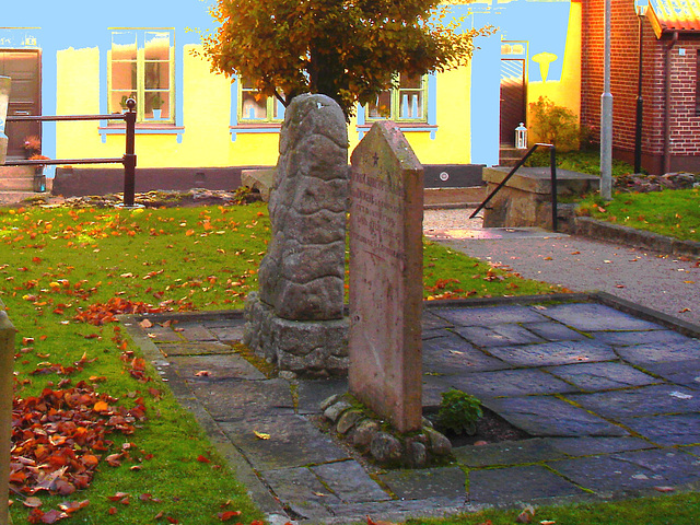 Cimetière de Laholm /  Laholm's cemetery.  Suède 3 Sweden.  25 octobre 2008 - Blanc en bleu /  White and blue artwork