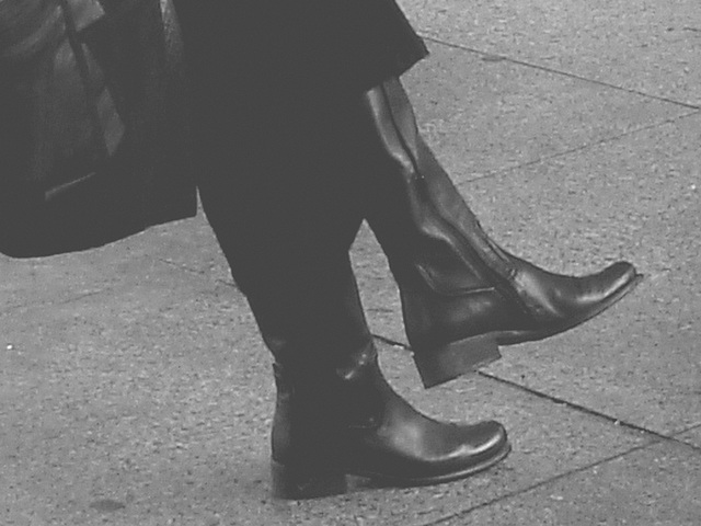 Beret danish mature smoker Lady in chunky flat heeled sexy boots -  La Dame au béret et bottes à talons plats et son péché nicotinien /  Aéroport Kastrup de Copenhague  - 20-10-2008