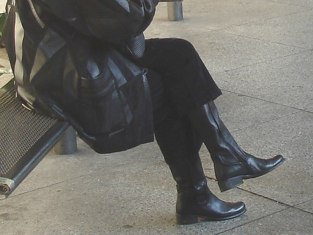 Beret danish mature smoker Lady in chunky flat heeled sexy boots -  La Dame au béret et bottes à talons plats et son péché nicotinien /  Aéroport Kastrup de Copenhague  - 20-10-2008