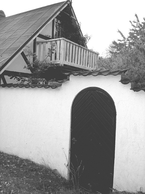 Mur forteresse immaculé /  White cement wall house - Båstad /  Sweden - Suède.   21-10-2008  - N & B