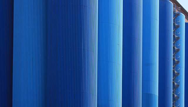 Silos in blau