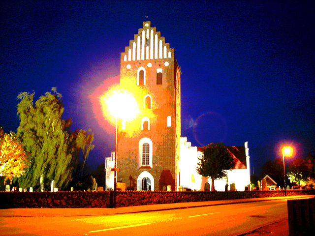 Église & cimetière de soir - Båstad -  Suède /  Sweden.   Octobre 2008 - Explosion dans l'église / Inner chuch explosion . 23-10-2008