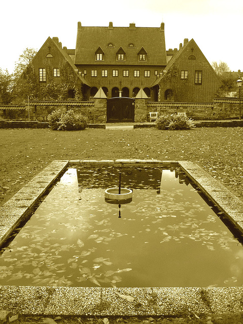 Noblesse architecturale /  Castle style building- - Båstad.  Suède / Sweden - 21-10-2008 - Sepia