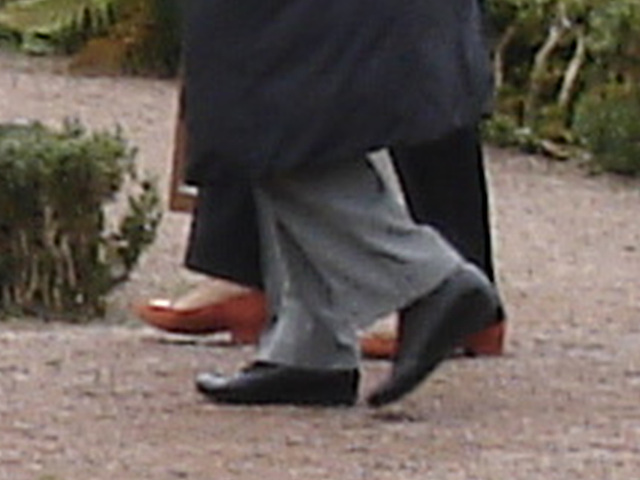 Duo de Dames aux cheveux immaculés / Ultra mature duo - Cimetière et église de Båstad's cemetery & church - Sweden- October 21th 2008-  Chaussures funéraires - Funeral shoes .