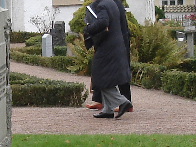 Duo de Dames aux cheveux immaculés / Ultra mature duo - Cimetière et église de Båstad's cemetery & church - Sweden- October 21th 2008 -  Chaussures funéraires - Funeral shoes