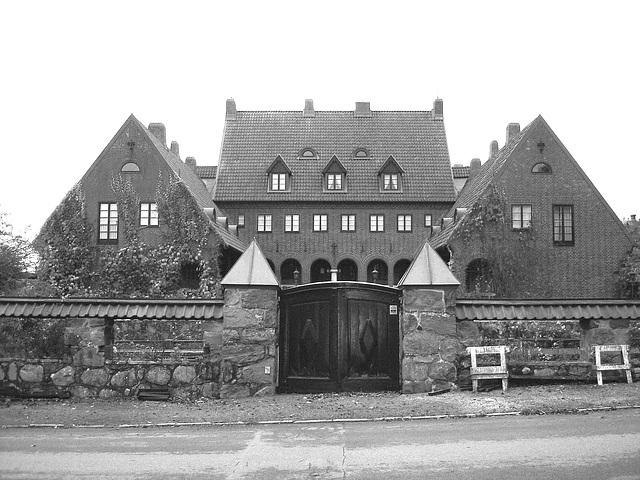 Noblesse architecturale /  Castle style building - Båstad.  Suède / Sweden - 21-10-2008 - N & B