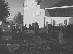 Église & cimetière de soir - Båstad -  Suède /  Sweden.   Octobre 2008- N & B avec mur gris /  B & W with grey wall added