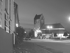 Église & cimetière de soir - Båstad -  Suède /  Sweden.   Octobre 2008 - N & B