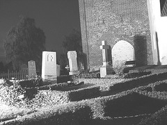 Église & cimetière de soir - Båstad -  Suède /  Sweden.   Octobre 2008 - N & B