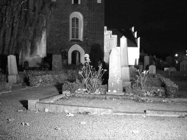 Église & cimetière de soir - Båstad -  Suède /  Sweden.   Octobre 2008 -N & B