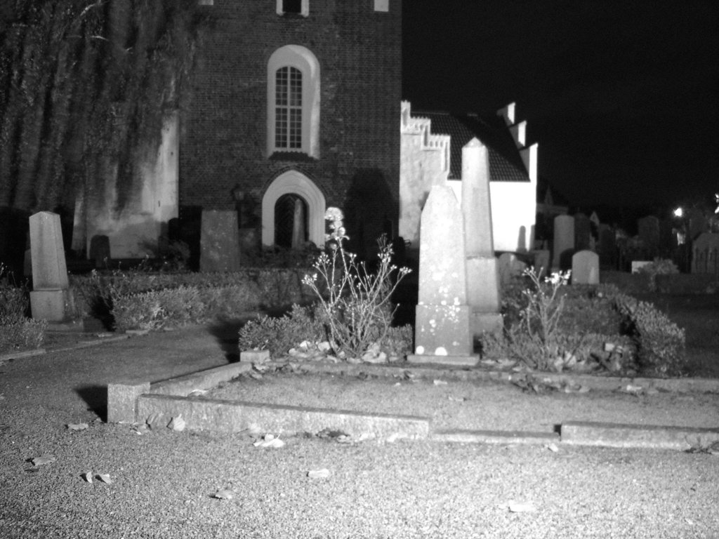 Église & cimetière de soir - Båstad -  Suède /  Sweden.   Octobre 2008 -N & B