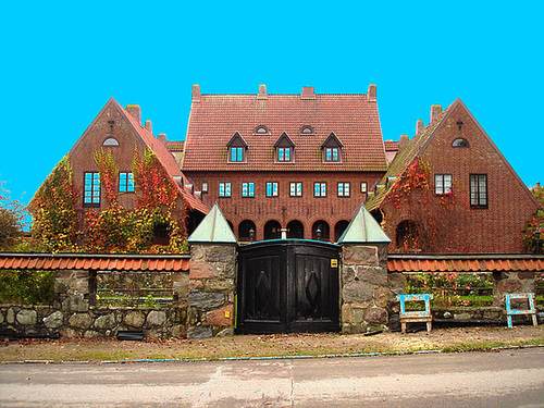 Noblesse architecturale /  Castle style building - Ciel et fenêtres en bleu  /  Blue sky and windows