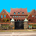 Noblesse architecturale /  Castle style building - Ciel et fenêtres en bleu  /  Blue sky and windows