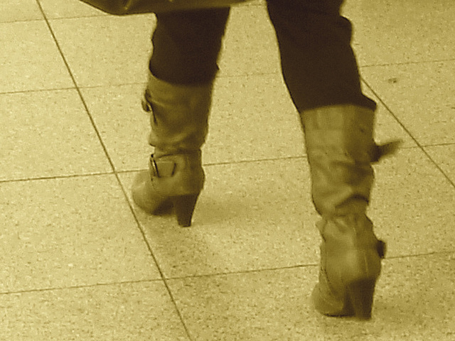 ATM Lady in pale high-heeled boots / La Dame au guichet $$$ en bottes à talons hauts - Aéroport de Copenhague  - 20 octobre 2008.-  Sepia