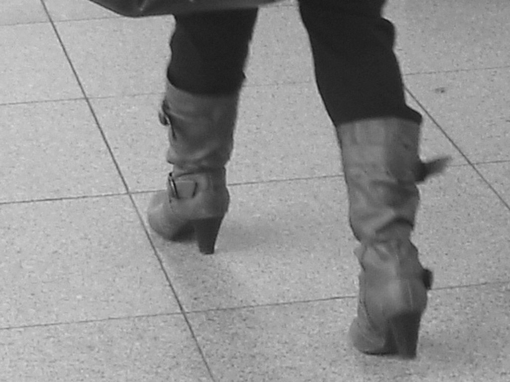 ATM Lady in pale high-heeled boots / La Dame au guichet $$$ en bottes à talons hauts - Aéroport de Copenhague  - 20 octobre 2008. -  B & W
