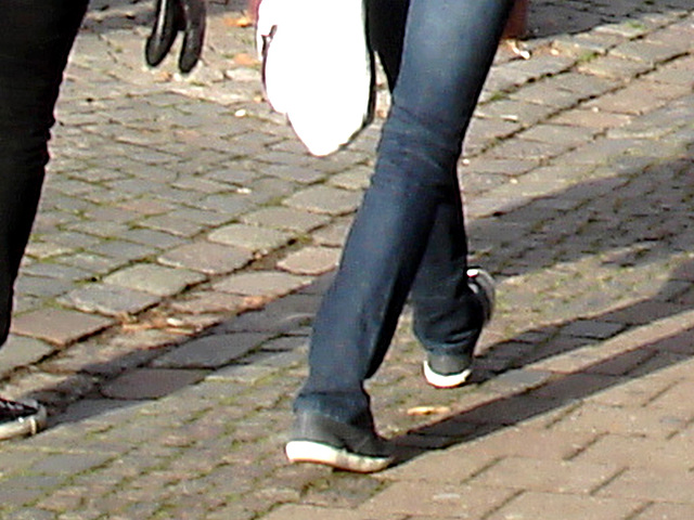 Inspiration white purses Swedish duo in eunuch sneakers /  Sacoches blanches et espadrilles  -  Ängelholm / Suède - 23 octobre 2008-  L'anti podoérrotisme