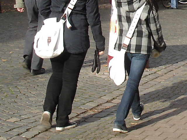 Inspiration white purses Swedish duo in eunuch sneakers /  Sacoches blanches et espadrilles  -  Ängelholm / Suède - 23 octobre 2008