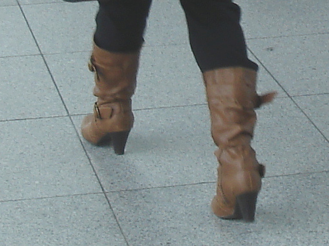 ATM Lady in pale high-heeled boots / La Dame au guichet $$$ en bottes à talons hauts - Aéroport de Copenhague  - 20 octobre 2008.
