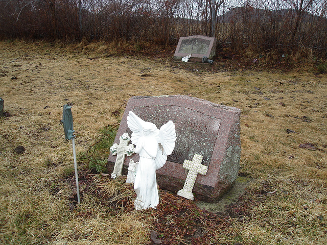 Mountain view cemetery. Saranac lake area.  NY. USA . March 29th 2009 -  With  / avec flash