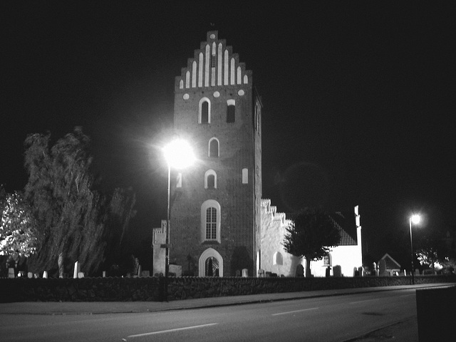 Église & cimetière de soir - Båstad -  Suède /  Sweden.   Octobre 2008 - Projecteur sur voyeurs d'église - Spotlight on church watcher.  N & B