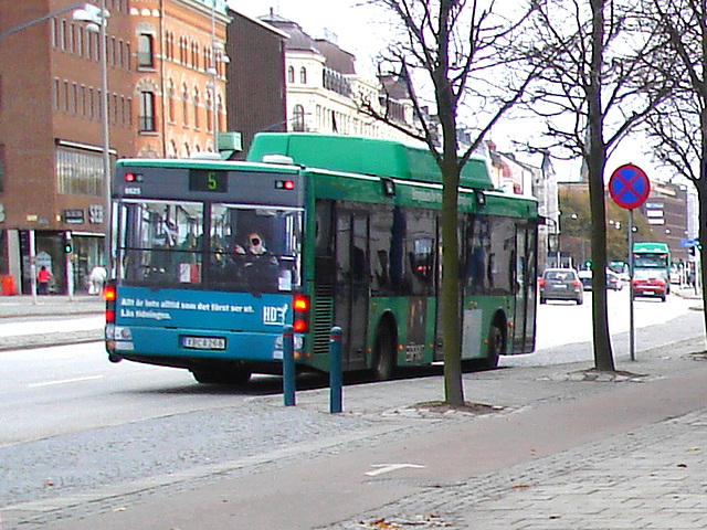 Bus flou numéro 5 / Blurry bus number 5  -  Helsingborg / Sweden - Suède .   22 octobre 2008