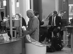 Élégant Monsieur du bel âge en quête d'un café Baresse / Baresse coffee elegant Danish elder man -  Aéroport de Copenhague - 20-10-2008- B & W