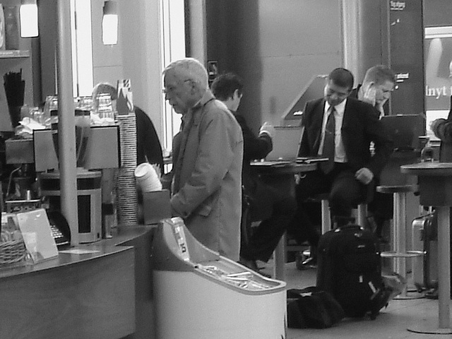 Élégant Monsieur du bel âge en quête d'un café Baresse / Baresse coffee elegant Danish elder man -  Aéroport de Copenhague - 20-10-2008- B & W