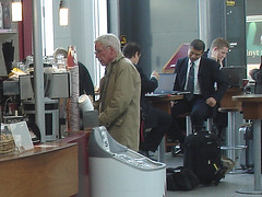 Élégant Monsieur du bel âge en quête d'un café Baresse / Baresse coffee elegant Danish elder man -  Aéroport de Copenhague - 20-10-2008