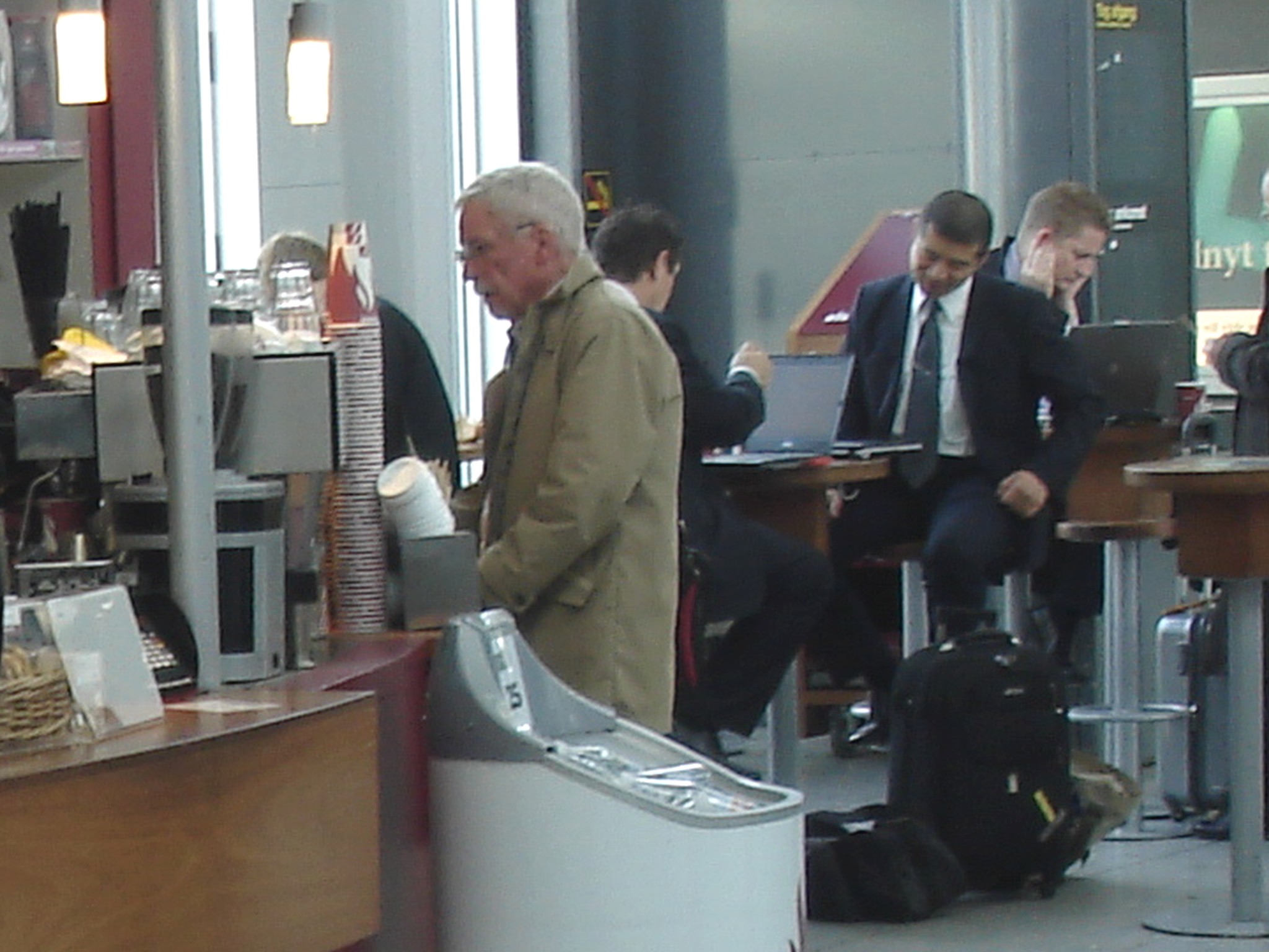 Élégant Monsieur du bel âge en quête d'un café Baresse / Baresse coffee elegant Danish elder man -  Aéroport de Copenhague - 20-10-2008