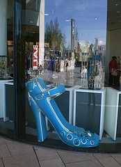 Simona going window-shopping !  Simona faisant du lèche-vitrine - Blue big shoe and reflected Simona /  Podoérotisme tout en bleu et reflet de Simona !