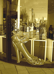 Simona going window-shopping !  Simona faisant du lèche-vitrine - Blue big shoe and reflected Simona /  Podoérotisme tout en bleu et reflet de Simona !   Avec / with permission.  - Sepia