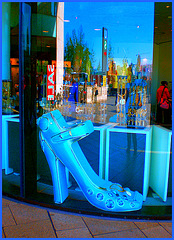 Simona going window-shopping !  Simona faisant du lèche-vitrine - Blue big shoe and reflected Simona /  Podoérotisme tout en bleu et reflet de Simona ! Bleu ravivé.