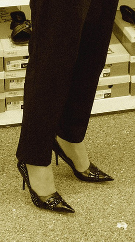 Mon Amie M@rie - Escarpins à talons vertigineux /  Dizzy black pumps - Cadeau Ipernity / Ipernity's gift. -  L'essayage de chaussures . Sepia