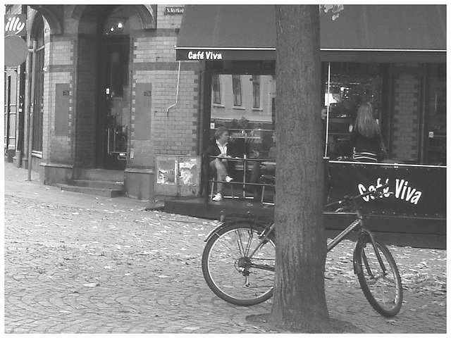 Le vélo du cafetier / Café Vila blue swedish bike scenery - Helsingborg / Suède - Sweden.  22 octobre 2008- Noir et blanc