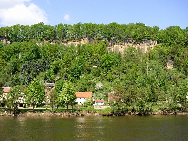 Mein Haus und Grundstück von der anderen Elbseite