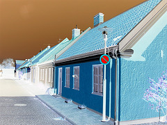 Perspective de ruelle ombragée / Narrow street perspective in the shadow -  Laholm /  Sweden - Suède.  25 octobre 2008-  Effet de négatif