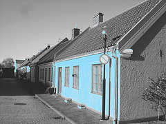 Perspective de ruelle ombragée / Narrow street perspective in the shadow -  Laholm /  Sweden - Suède.  25 octobre 2008  - N & B avec façade bleur photofiltrée