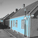 Perspective de ruelle ombragée / Narrow street perspective in the shadow -  Laholm /  Sweden - Suède.  25 octobre 2008  - N & B avec façade bleur photofiltrée