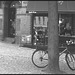 Le vélo du cafetier / Café Vila blue swedish bike scenery - Helsingborg / Suède - Sweden.  22 octobre 2008-   N & B et cadre noir