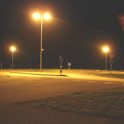 Lampadaires en folie !  Twilight zone street lamps.   Båstad  /  Suède - Sweden -  Lightened version /  Version éclaircie